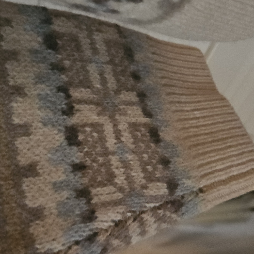 Beautiful sweater - Picture 4 of 5